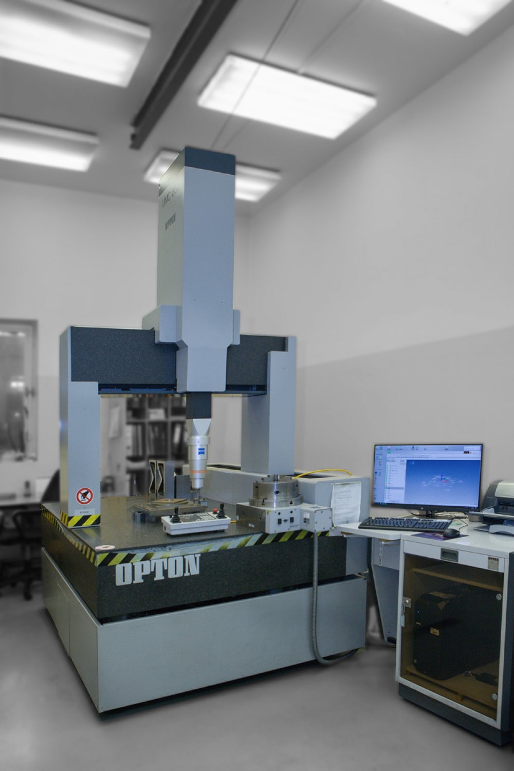 Three-coordinate measuring machine OPTON UMC 850